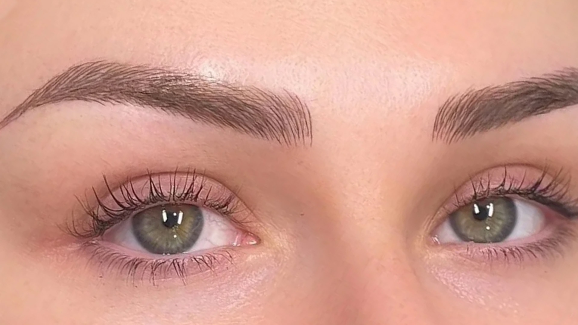 چگونه میکروبلیدینگ ابرو را یاد بگیریم؟ راهنمایی برای مبتدیان در تهران